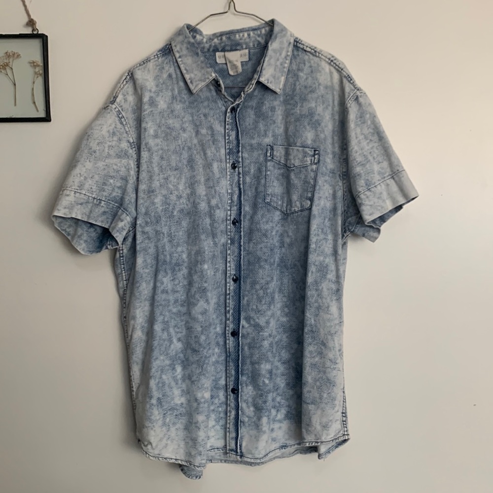 Men’s casual short-sleeve button down